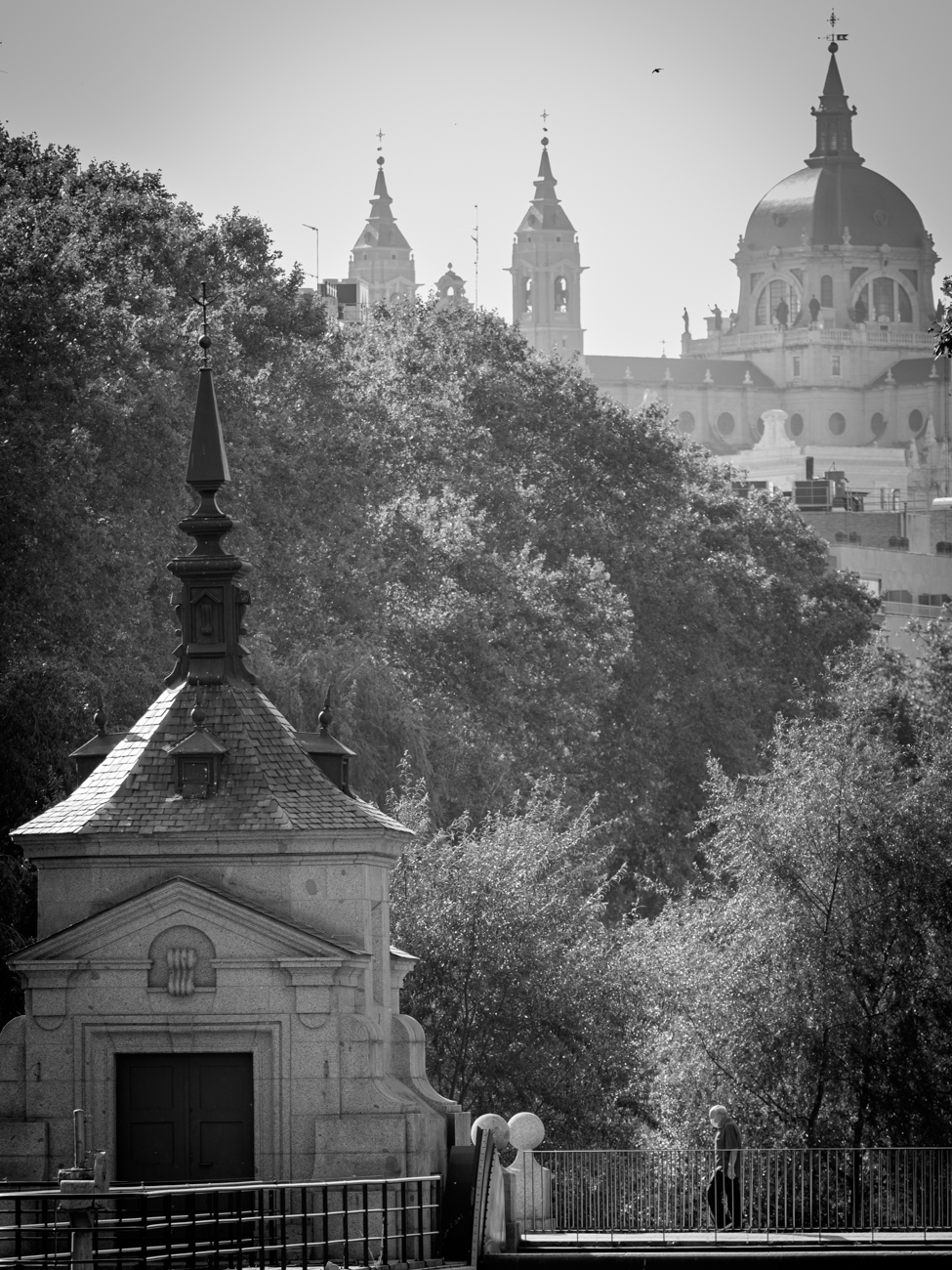 Puente con Catedral de fondo