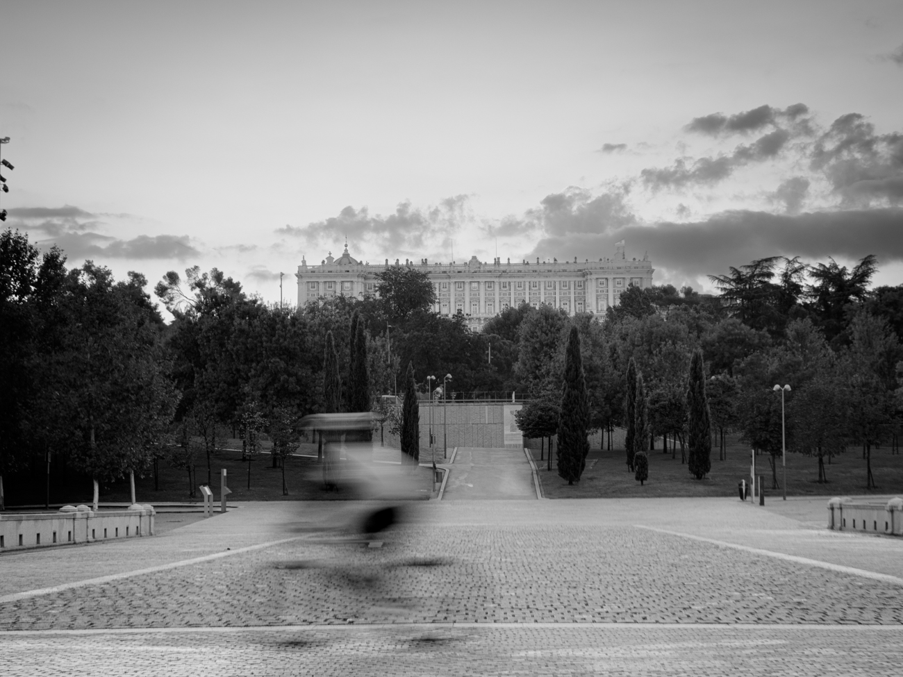 Palacio con bicilcleta en movimiento