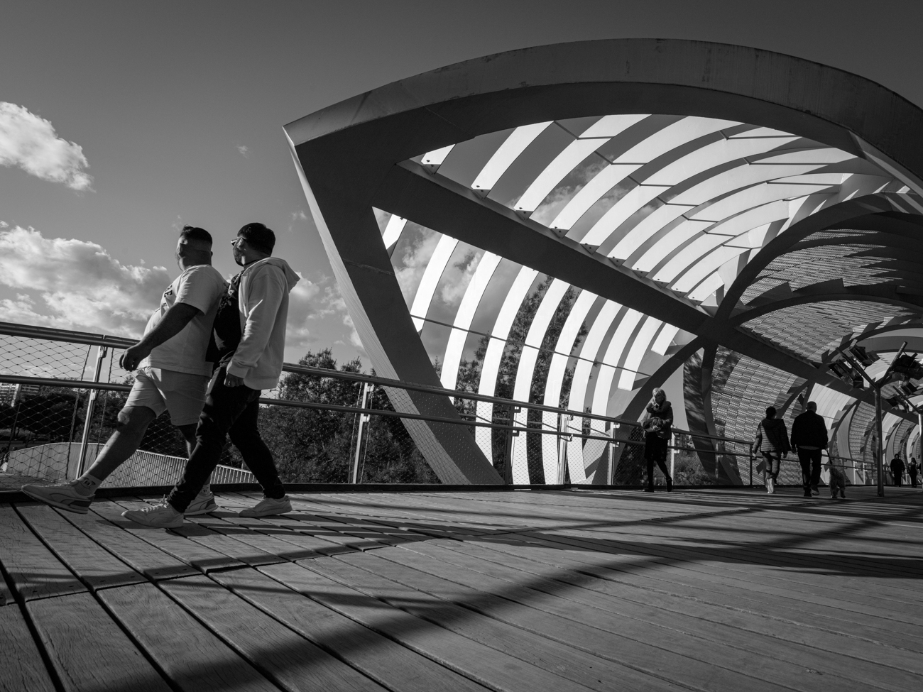 Construcción extraña con personas andando