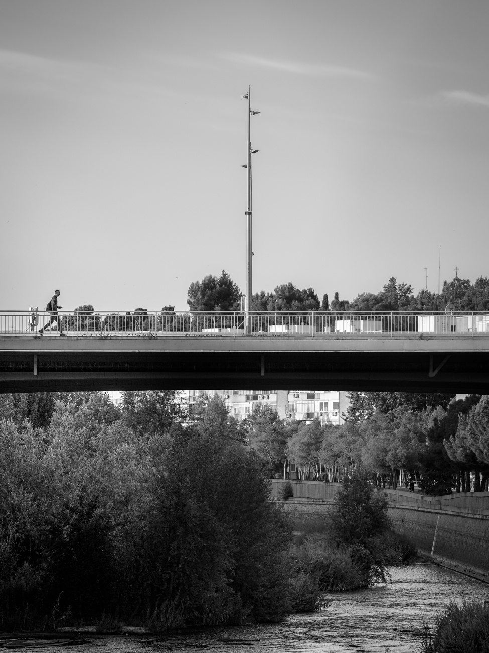 Persona cruzando un puente sobre un río