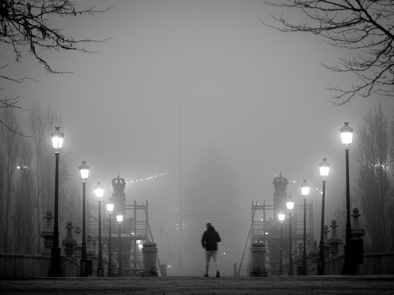 Persona andando en la niebla