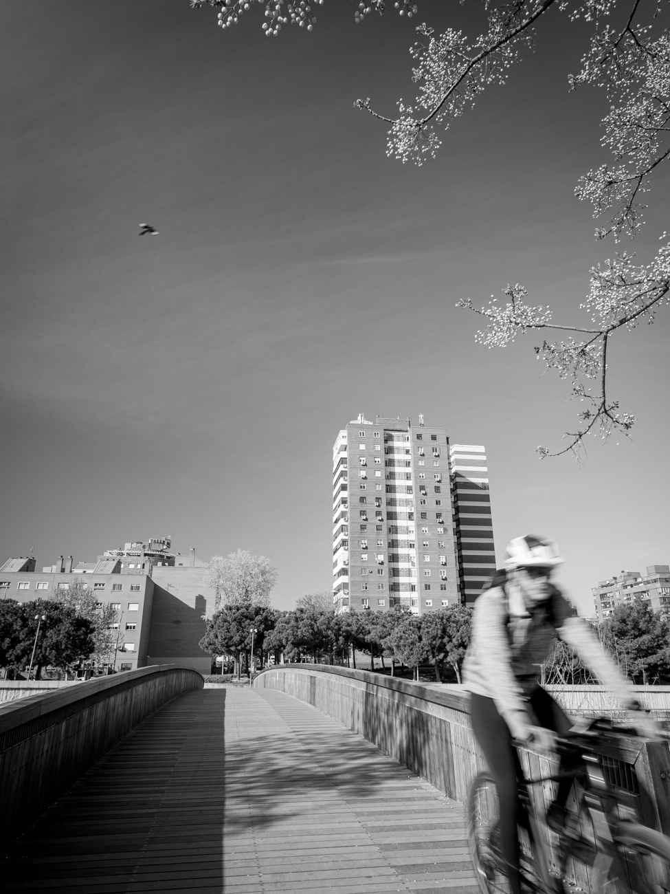 Persona en bicicleta captado en movimiento