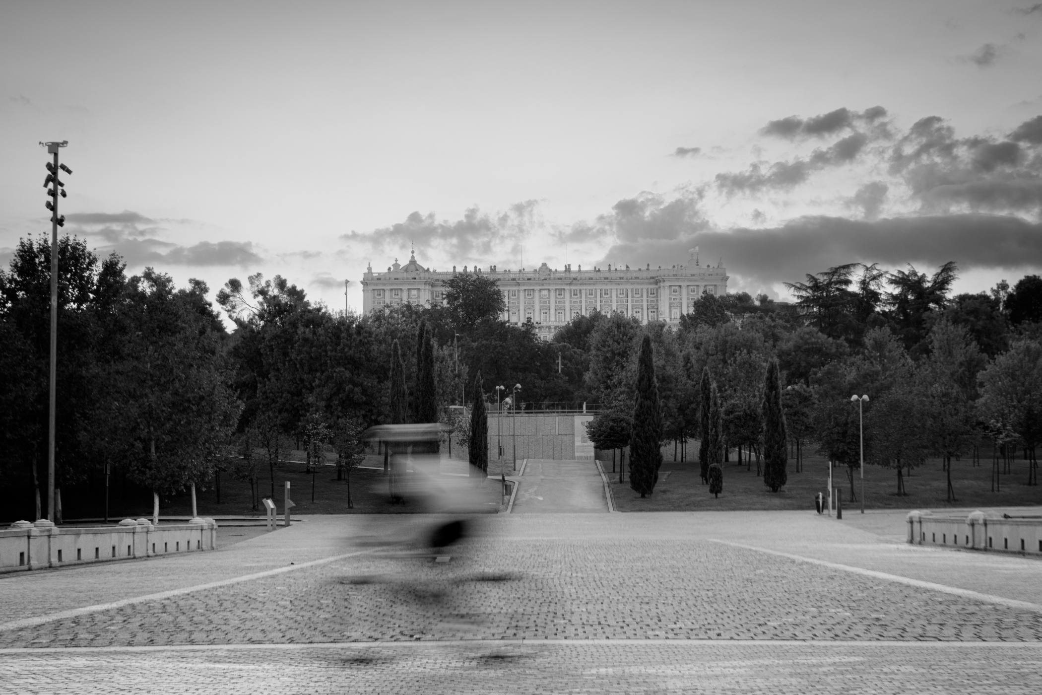 Palacio con bicilcleta en movimiento