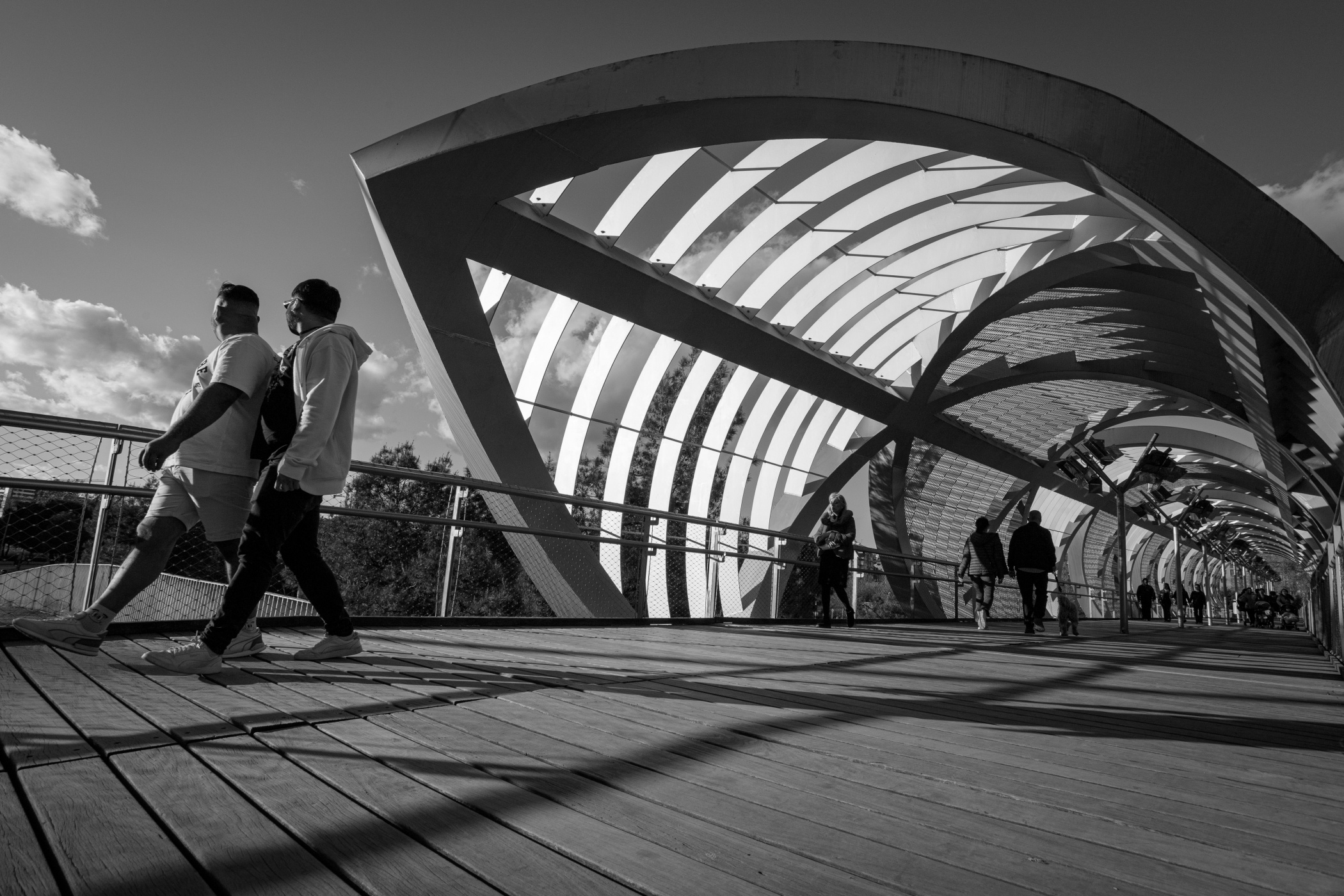 Castrucción extraña con personas andando