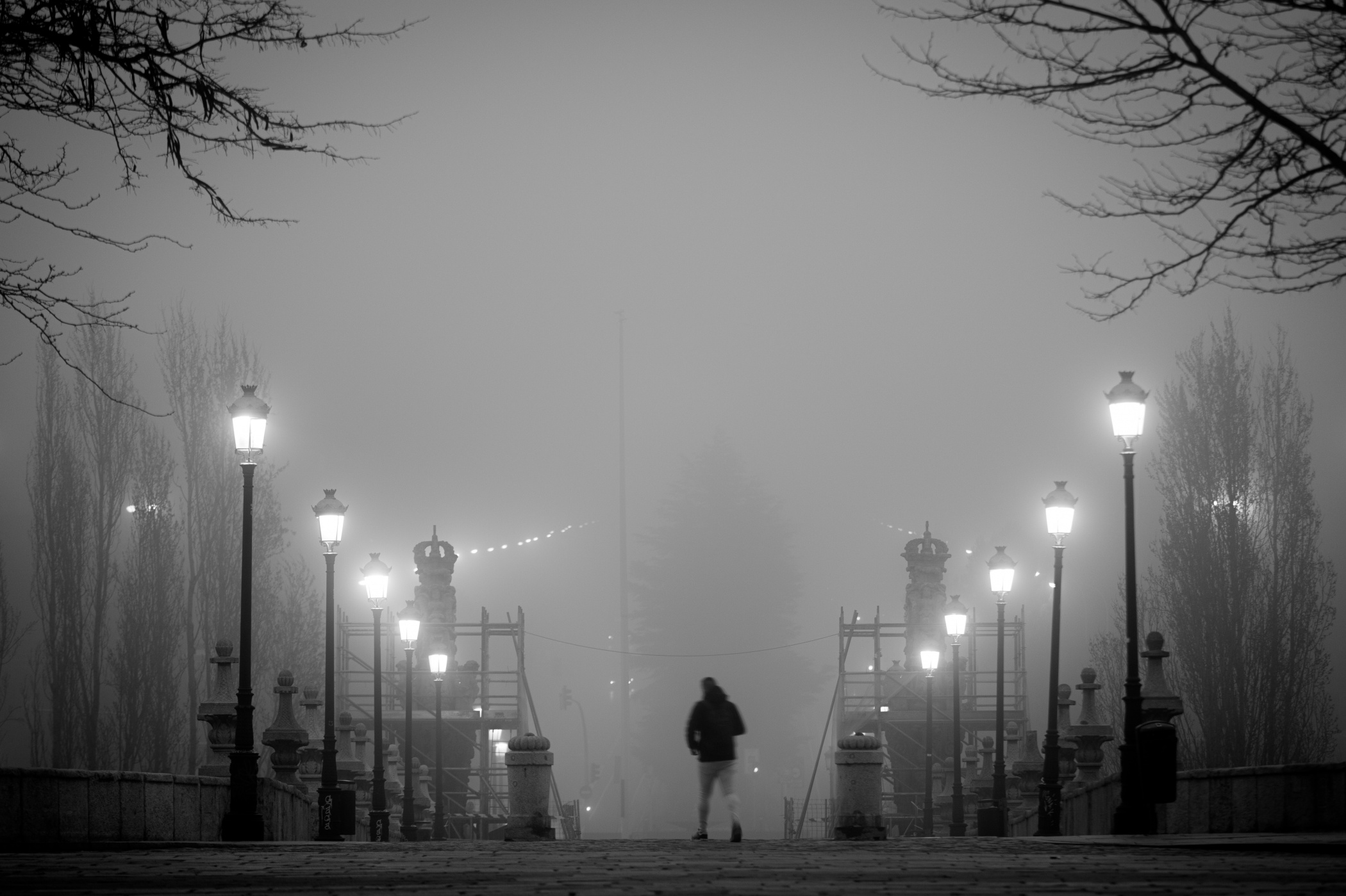 Persona andando en la niebla