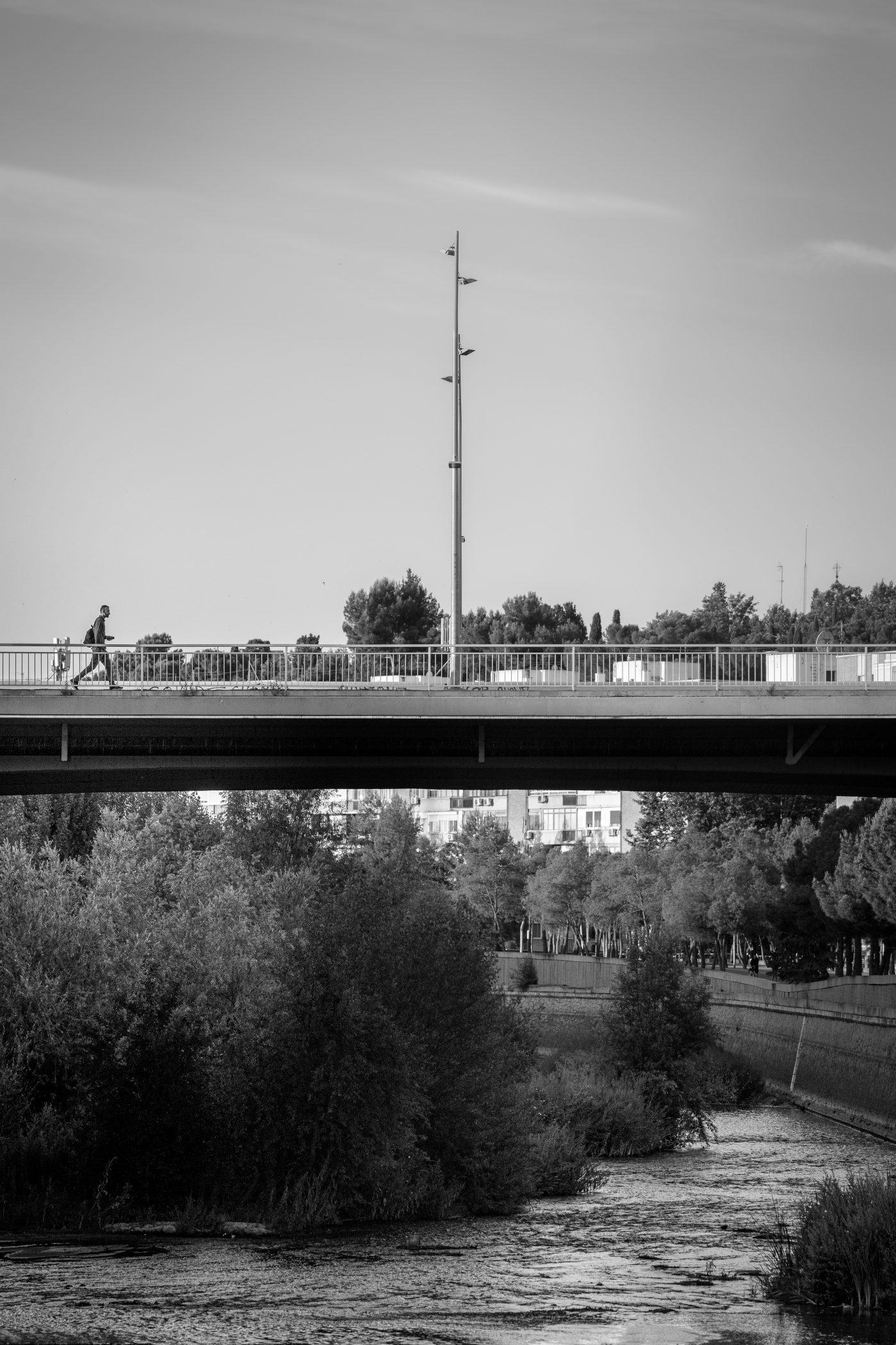 Persona cruzando un puente sobre un río