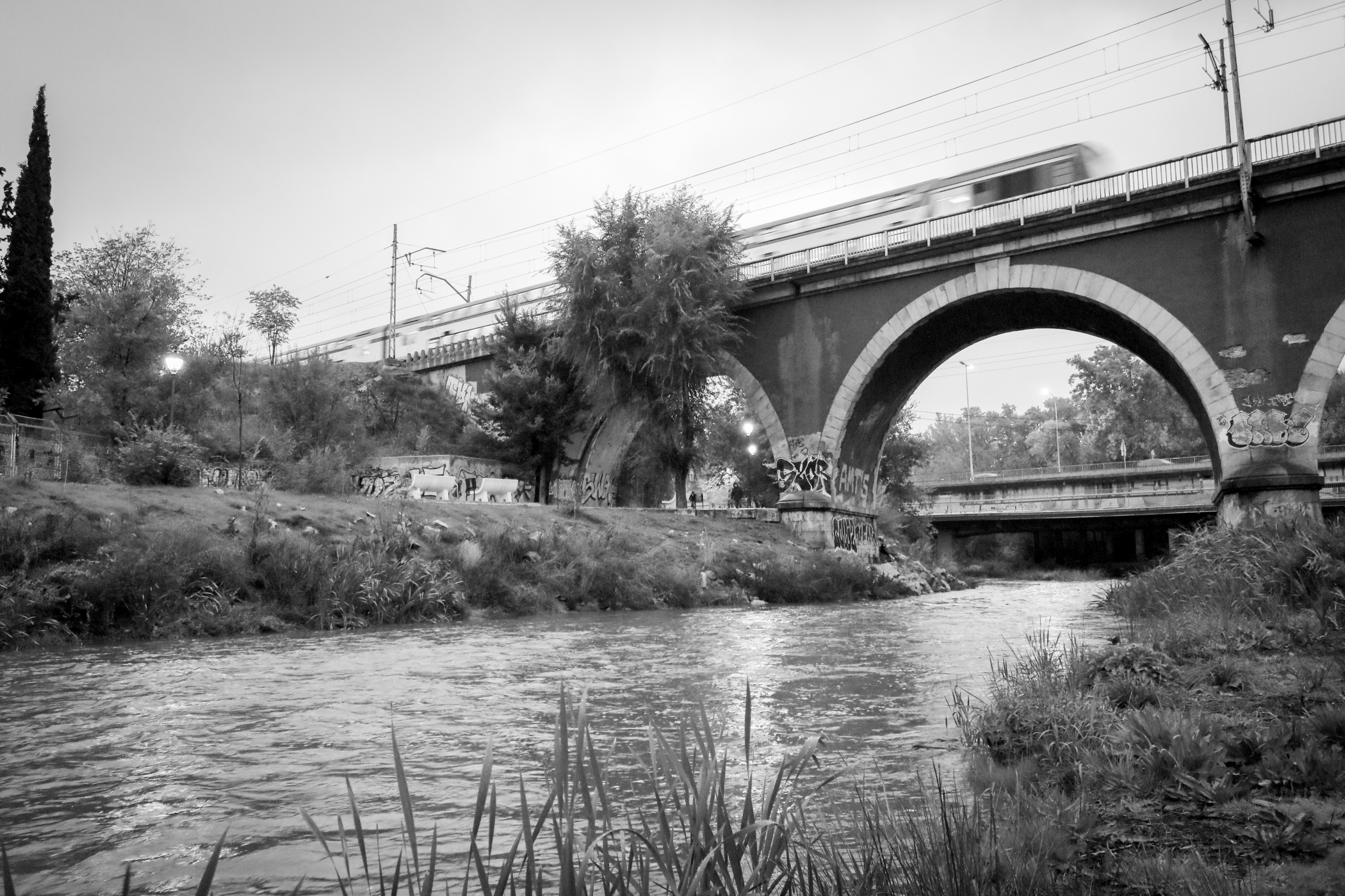 Puente sobre un río con tren pasando