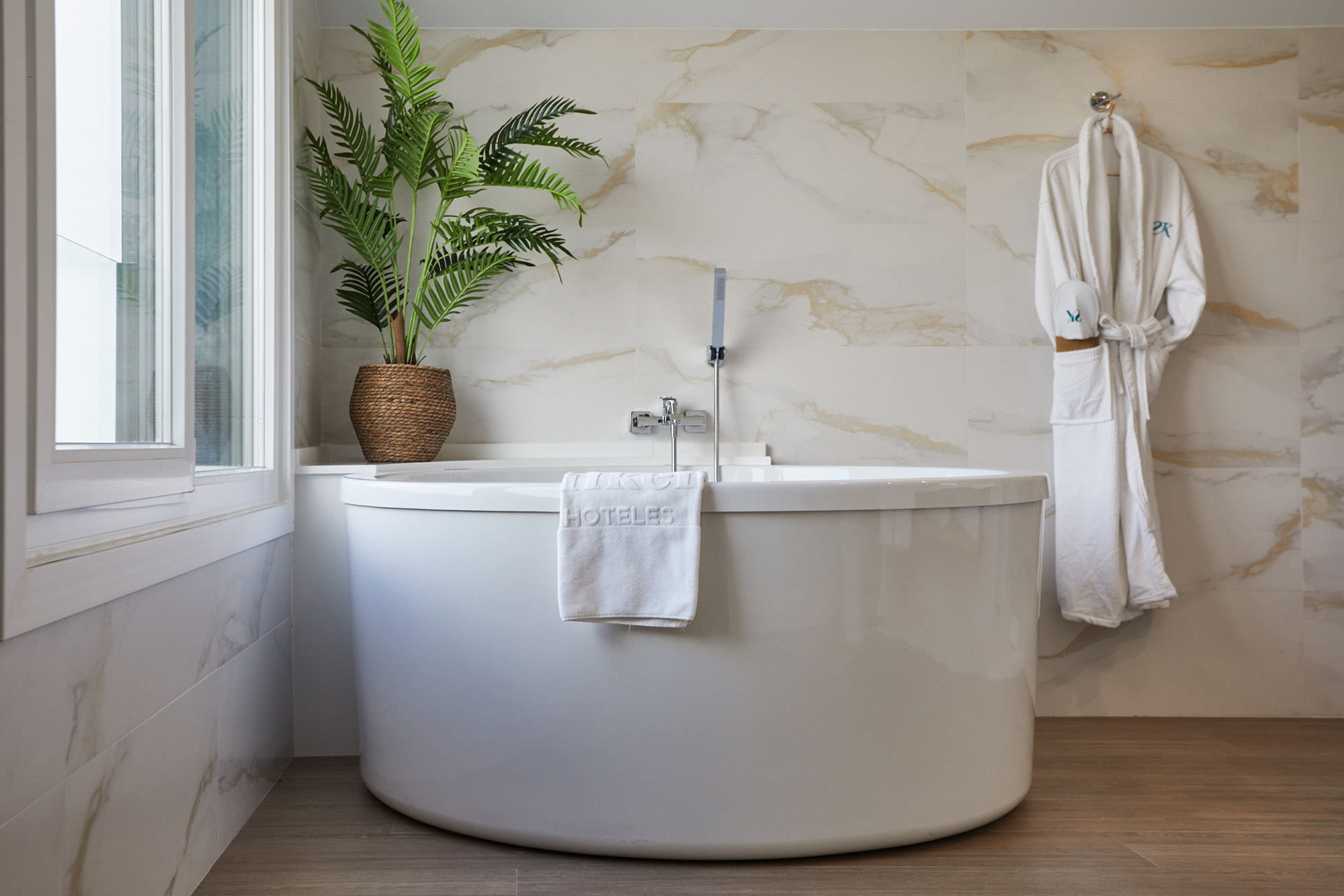 Detalle de un jacuzzi y un albornoz de hoteles silken