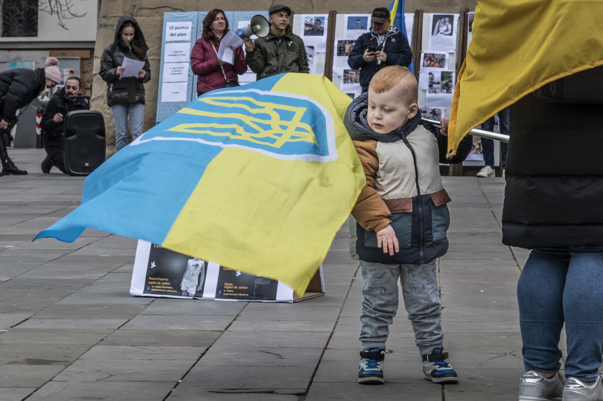 Niño ucraniano blandiendo una bandera en una manifestación en el primer aniversario de la invasion rusa, en Ucrania. DIciembre 2024. (Mario Martija)
