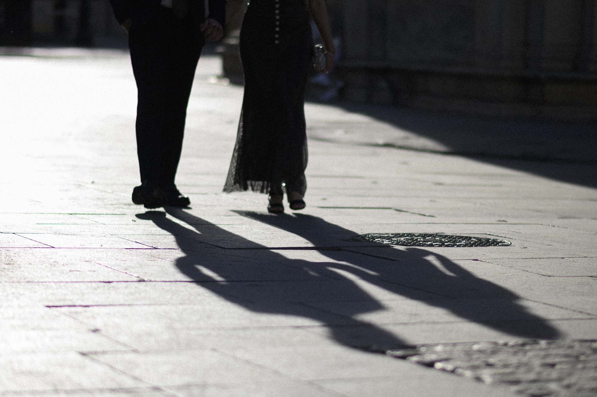 novios paseando 