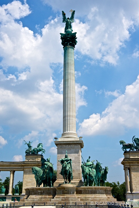 Monumento a los Heroes