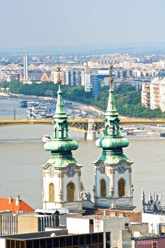 Torres de Iglesia de Santa Ana, al fondo Puente Margarita