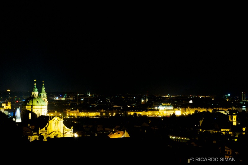 Praga de Noche