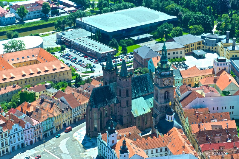 Catedral de Tyn y Reloj Astronomico desde el aire