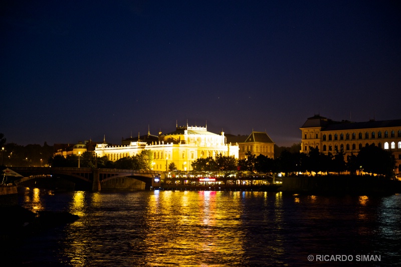 Praga de Noche