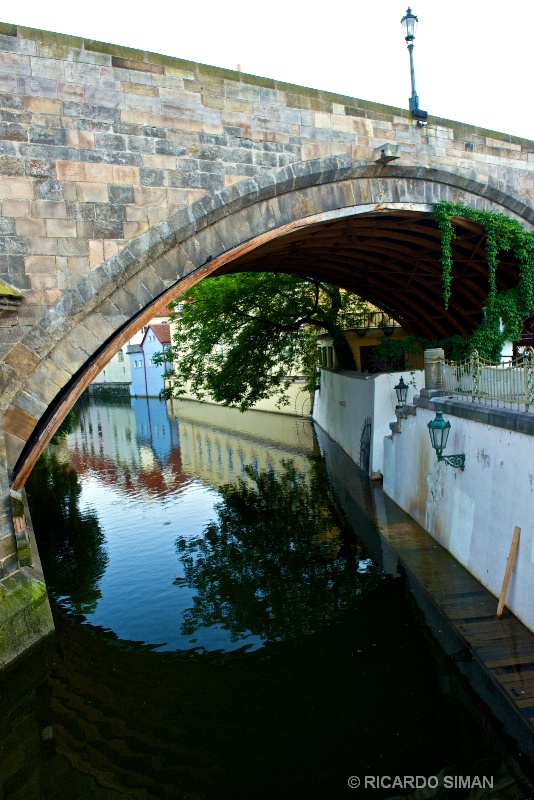 Debajo de Puente de Carlos