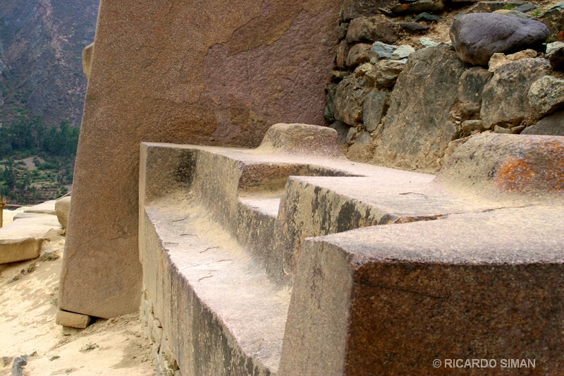 Piedra tallada lista para empalmar en la etapa final de la construcci&oacute;n del templo del sitio ceremonial de Ollantaytambo, Valle Sagrado en Per&uacute;. 
