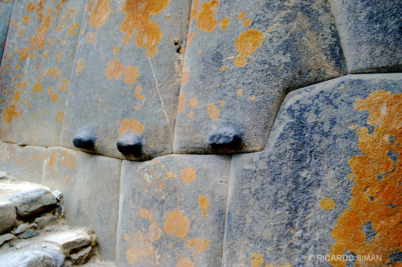 Piedra tallada lista para empalmar en la etapa final de la construcci&oacute;n del templo del sitio ceremonial de Ollantaytambo, Valle Sagrado en Per&uacute;. 