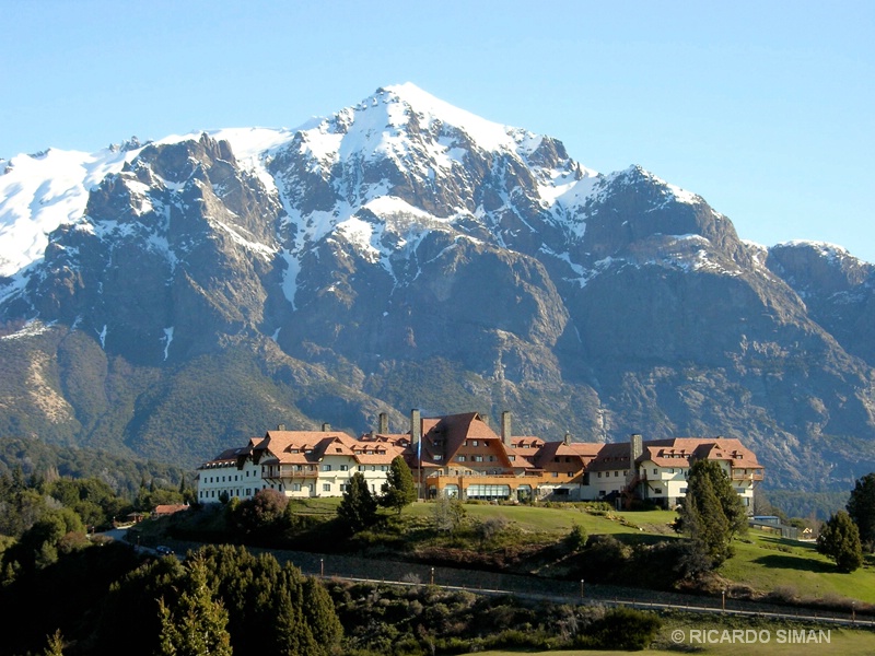 Paisaje con el hotel Llao Llao en Bariloche, Argentina. 