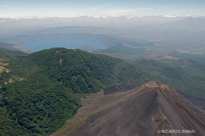Vista aérea del Lago de Coatepeque, volcán de Izalco y volcán de Santa Ana