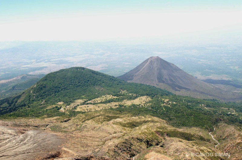 Vista aérea de los volcanes de Santa Ana e Izalco.