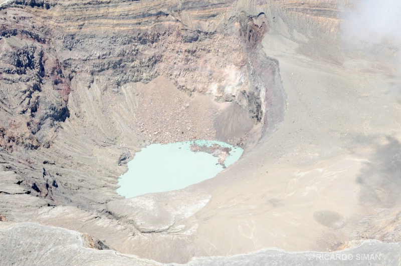 Vista aérea del cráter del volcán de Santa Ana.