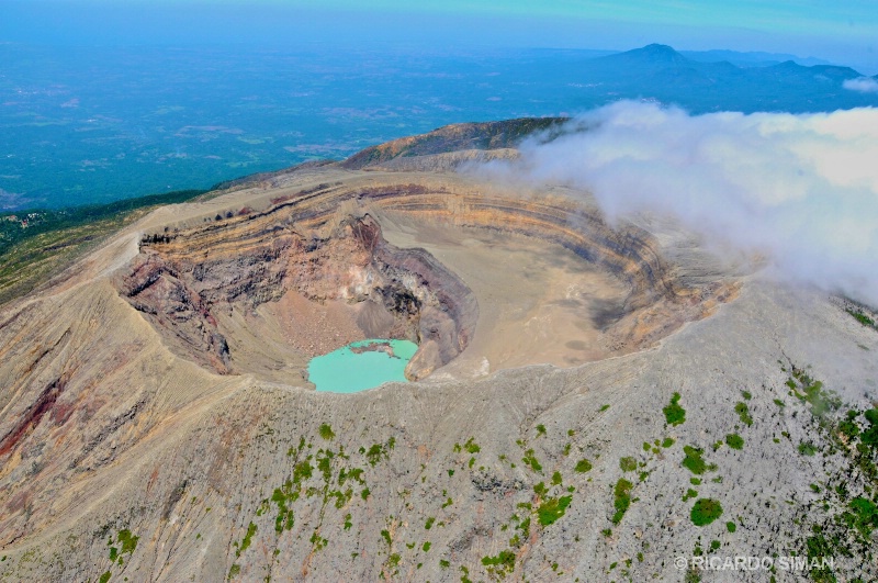 Vista aérea del cráter del volcán de Santa Ana.