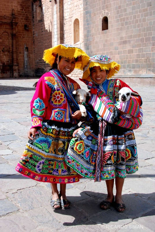 Ind&iacute;genas en Ollantaytambo, Valle Sagrado, Per&uacute;. Foto Andrea Sim&aacute;n. 