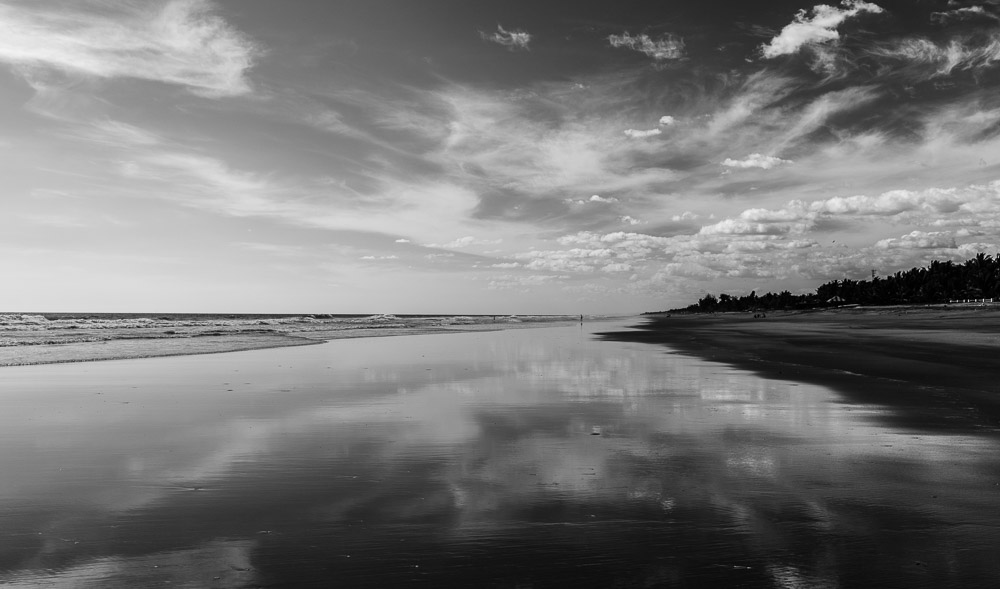 Reflejo en la playa . Foto B/N
