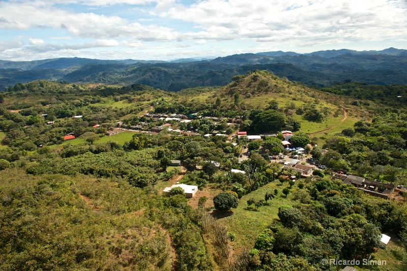 El Mozote, Morazán al fondo Cerro El Chingo